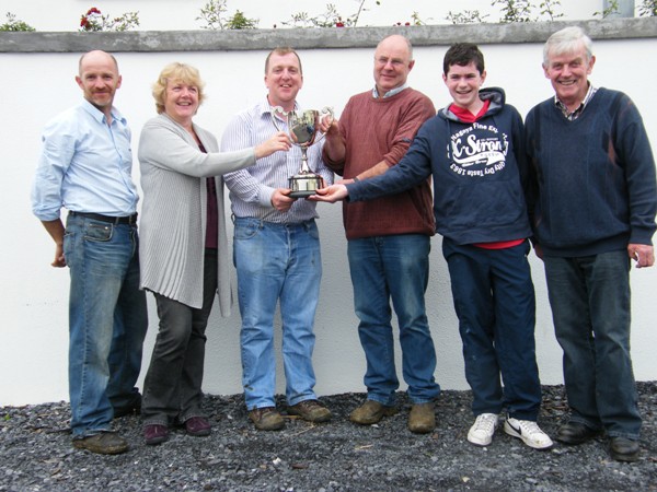 presentation_of_the_authur_dillon_cup_for_the_highest_priced_animal_ballymote_011011